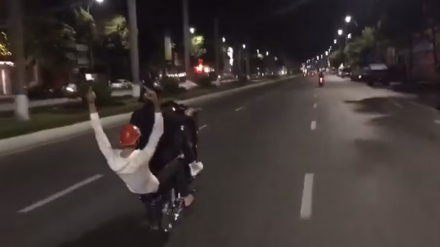 Đà Nẵng: Truy tìm 2 thanh niên chạy xe máy tốc độ cao “bốc đầu” trên cầu Rồng ảnh 1