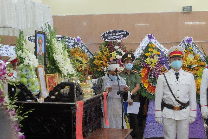 Đà Nẵng: Nghẹn ngào buổi lễ truy điệu 2 công an hy sinh ảnh 2