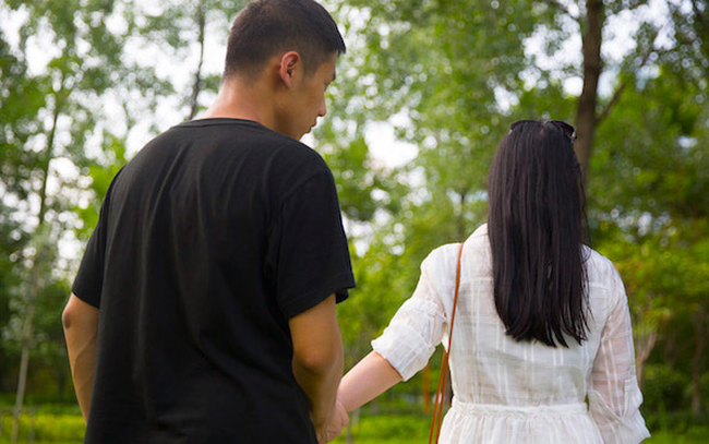 Bị "đánh ghen" tại nhà, kẻ thứ 3 bỗng ngưỡng mộ người vợ khí chất của nhân tình