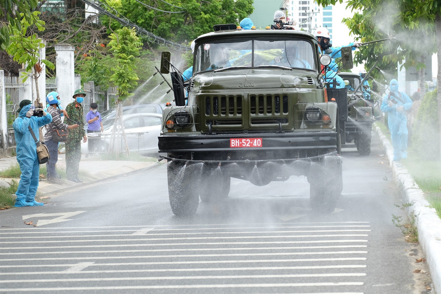 Cận cảnh chiến sĩ Binh chủng hóa học khử khuẩn khu vực Sơn Trà ảnh 5