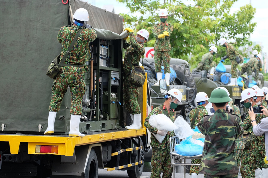Cận cảnh chiến sĩ Binh chủng hóa học khử khuẩn khu vực Sơn Trà ảnh 2