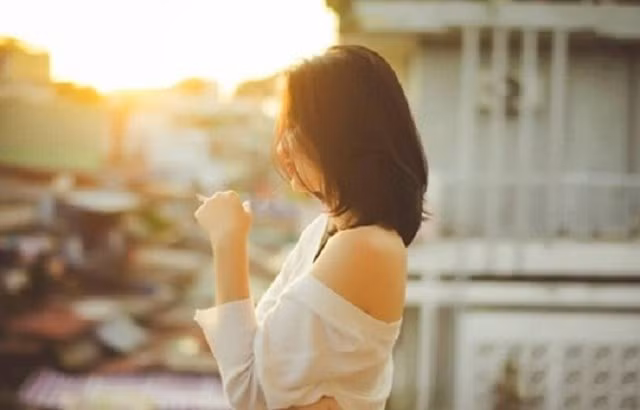 Vừa nộp đơn ly hôn thì trời đổ mưa rào, chồng bỗng thốt 1 câu khiến vợ vội rút đơn