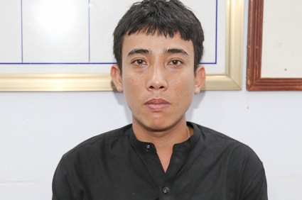  Vợ ra sức can ngăn, chồng vẫn đâm chết người tại quán bar vì… cái liếc mắt 