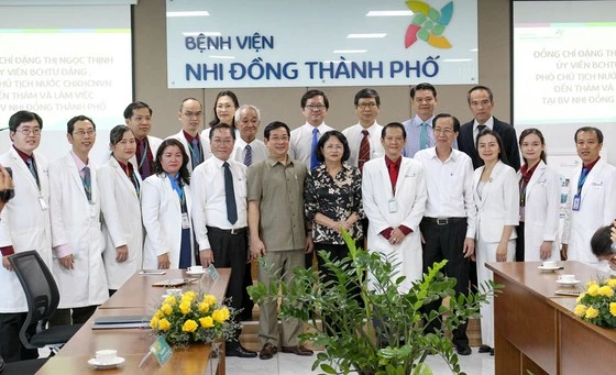 Trao tặng ê-kíp phẫu thuật tách rời hai bé "song Nhi" 50 triệu đồng