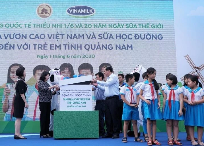 Vinamilk mang niềm vui uống sữa đến với trẻ em Quảng Nam