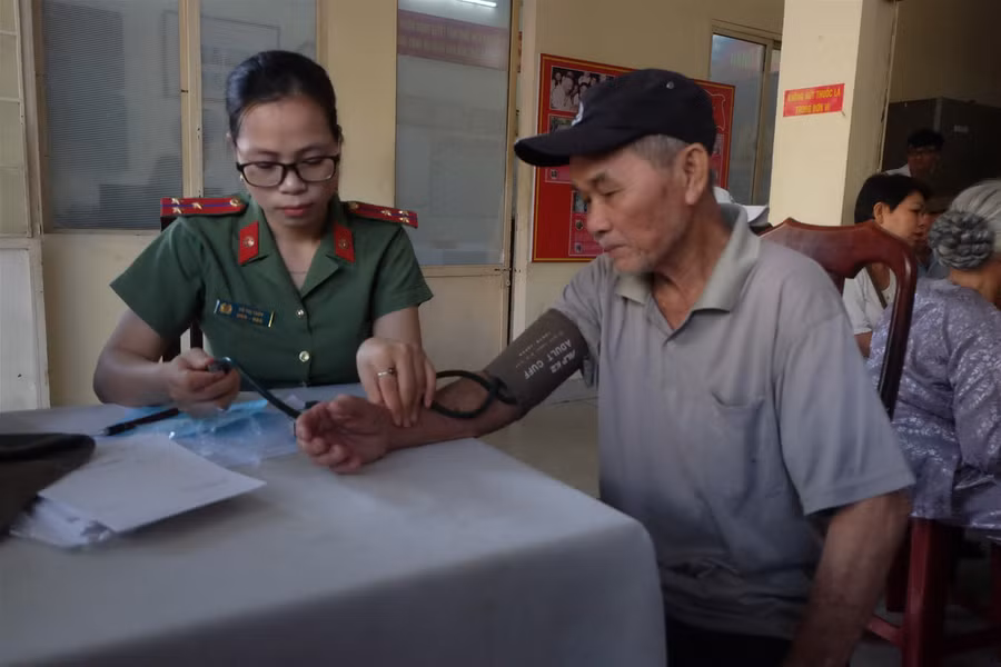 Đà Nẵng: Bệnh viện 199 – Bộ Công an khám và phát thuốc miễn phí cho thương binh nhân ngày 27/7