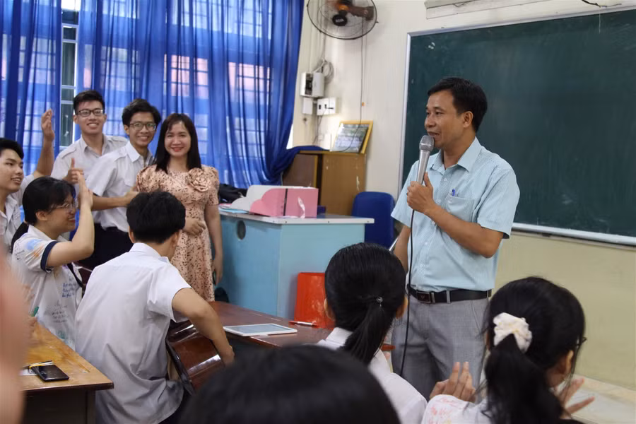 Lễ tri ân đặc biệt, học sinh chia tay thầy cô ngay trong lớp học ảnh 7