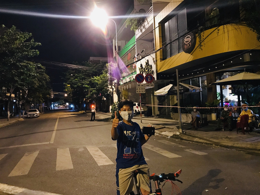 Bác sĩ vỗ tay hát mừng thời khắc dỡ bỏ phong tỏa Bệnh viện Chỉnh hình và phục hồi chức năng Đà Nẵng ảnh 1