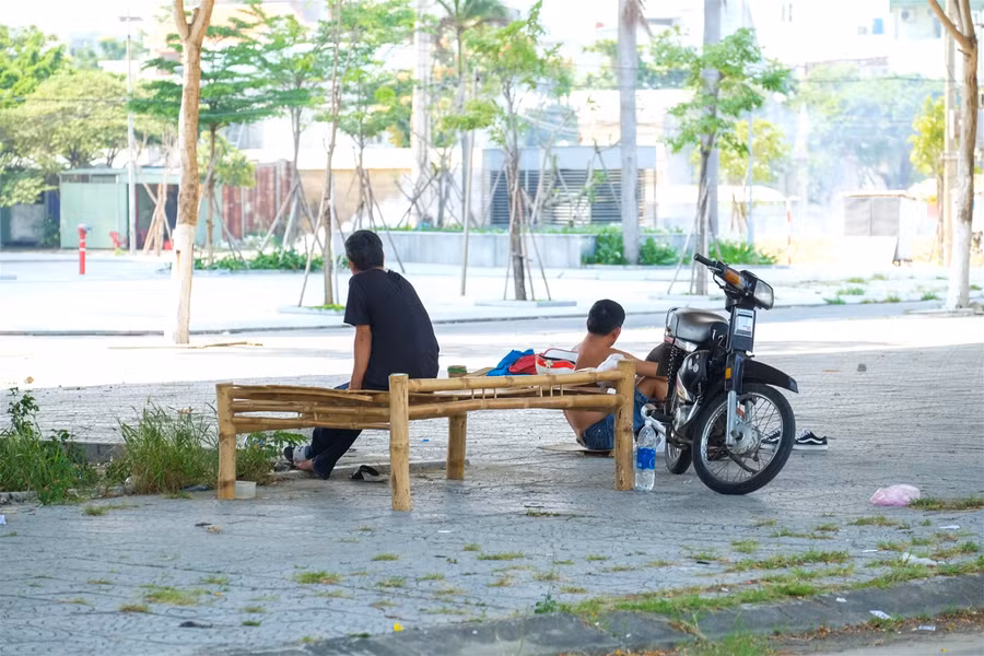 Người dân Đà Nẵng tìm cách “trốn” nắng nóng ảnh 8