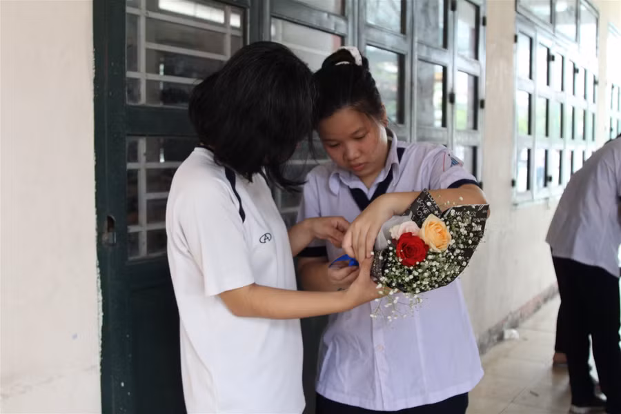 Lễ tri ân đặc biệt, học sinh chia tay thầy cô ngay trong lớp học ảnh 3