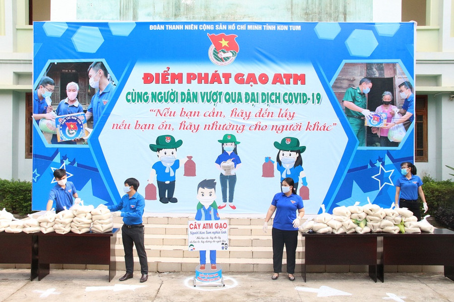 Tỉnh đoàn Kon Tum phát gạo miễn phí cho người dân