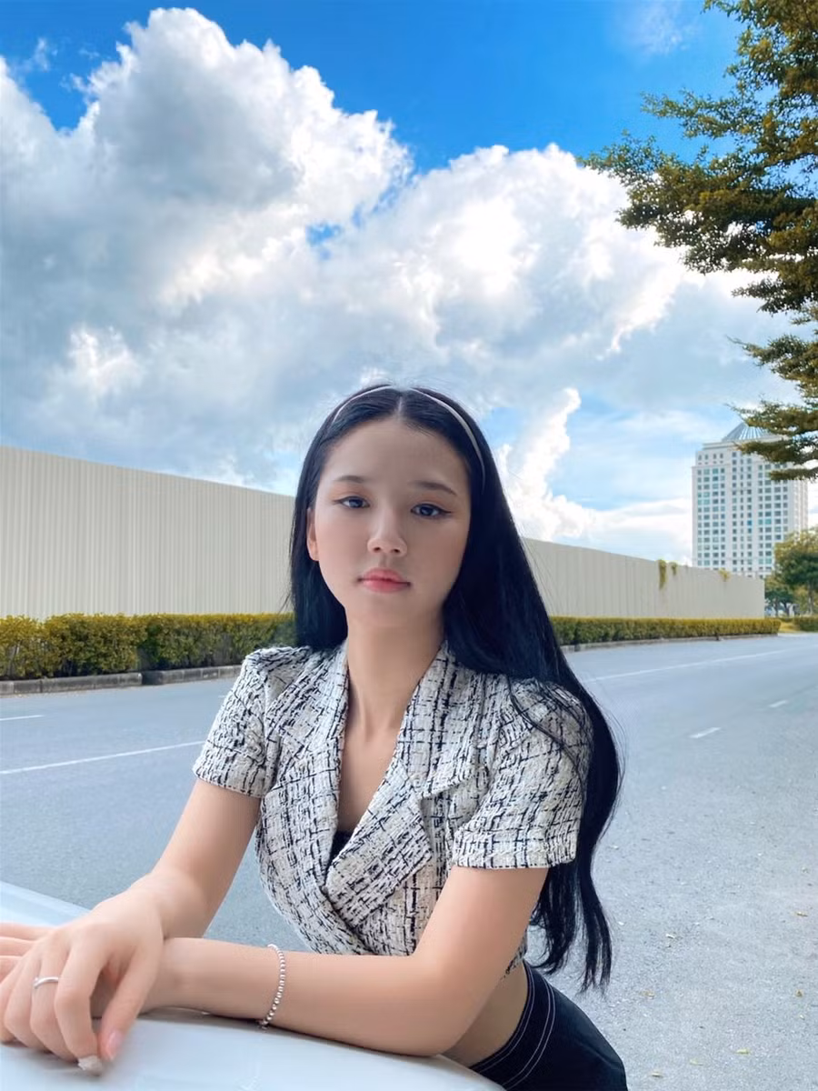 Học cách phối đồ khoe trọn vòng eo con kiến của AMEE ảnh 2