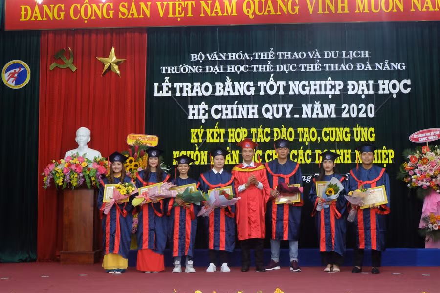 ĐH Thể dục Thể thao Đà Nẵng trao bằng tốt nghiệp cho hơn 300 tân Cử nhân