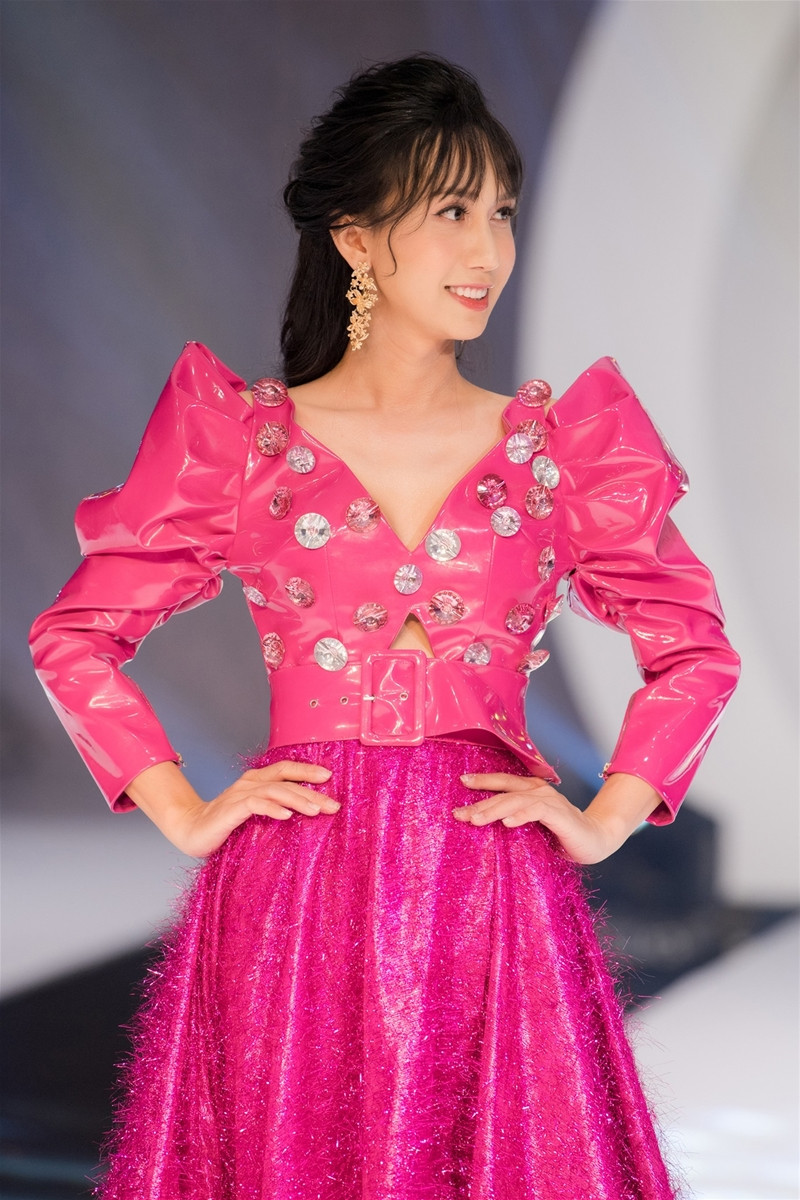 Ca sĩ Lynk Lee làm vedette trên sàn catwalk ảnh 2 Ca sĩ Lynk Lee làm vedette trên sàn catwalk ảnh 2