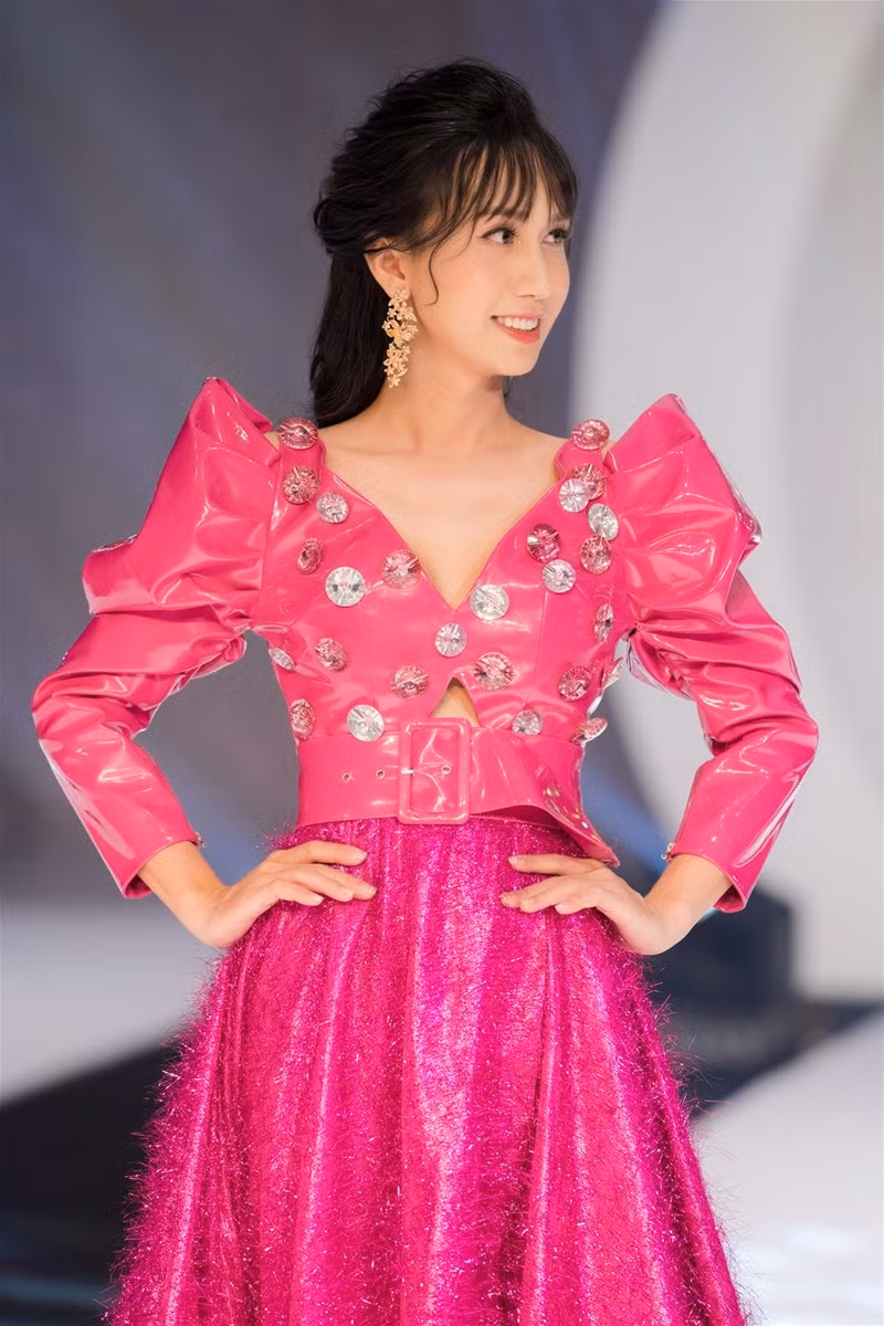 Ca sĩ Lynk Lee làm vedette trên sàn catwalk ảnh 2