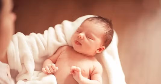 Trẻ sơ sinh "kị" nhất 4 người bế