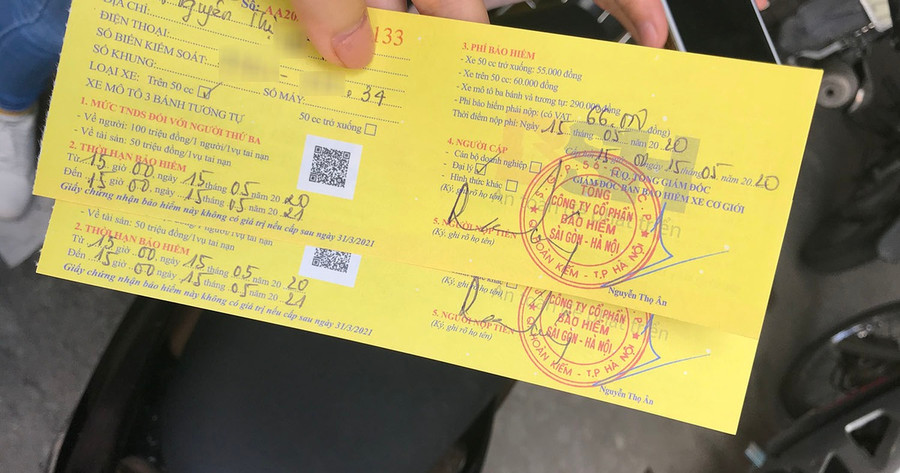Người dân cuống cuồng, "rồng rắn" xếp hàng đi mua bảo hiểm xe máy, ô tô   Người dân cuống cuồng, "rồng rắn" xếp hàng đi mua bảo hiểm xe máy, ô tô
