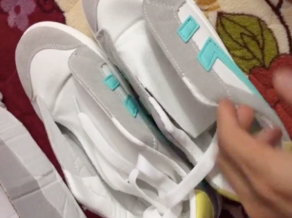 Mua giày trên mạng nhận về đôi khá đẹp nhưng nhìn kỹ mới... cạn lời