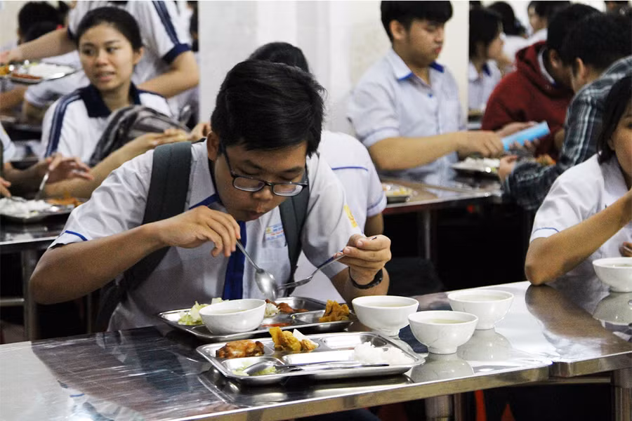 Ấm lòng bữa cơm miễn phí cho sĩ tử giữa mùa thi ảnh 2