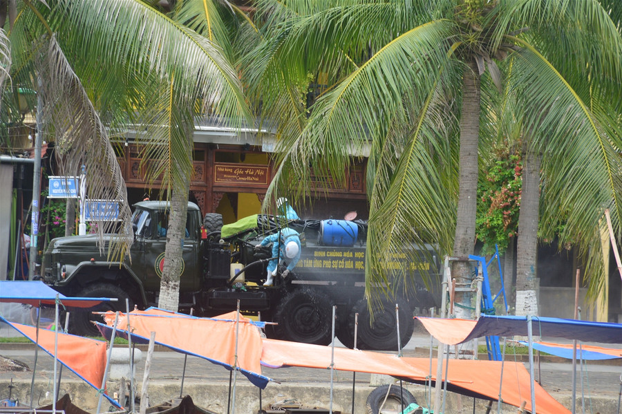 Bộ đội phun thuốc khử khuẩn phố cổ Hội An ảnh 2