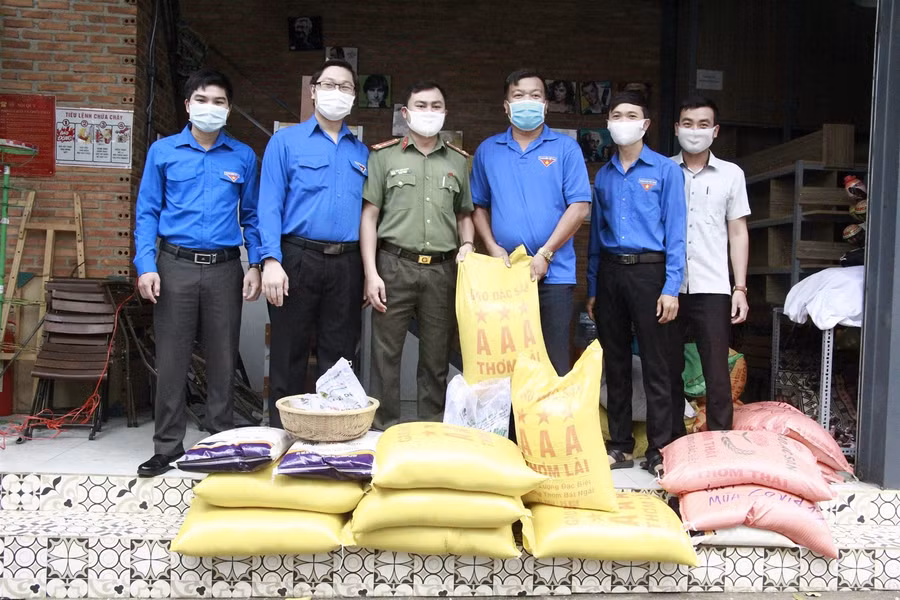 Người nghèo xúc động đến nhận hỗ trợ từ cây “ATM gạo” ảnh 1