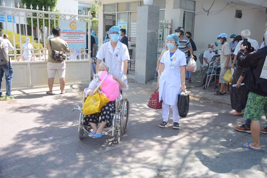 Y bác sĩ Bệnh viện C Đà Nẵng bật khóc khi dỡ bỏ phong tỏa