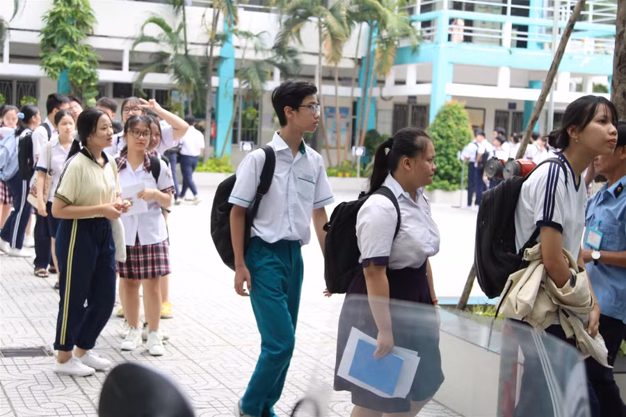 Thí sinh TP.HCM thoải mái, tự tin bước vào môn Toán kỳ thi vào lớp 10 ảnh 4