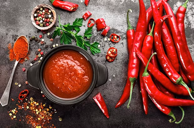 Mẹo xử lý nhanh khi lỡ ăn ớt quá cay bị phỏng lưỡi