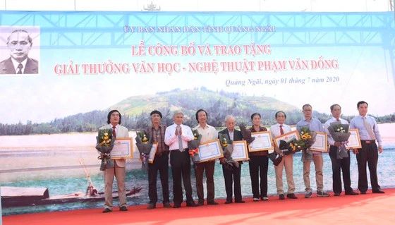 Lần đầu tiên trao tặng giải thưởng Văn học – Nghệ thuật Phạm Văn Đồng