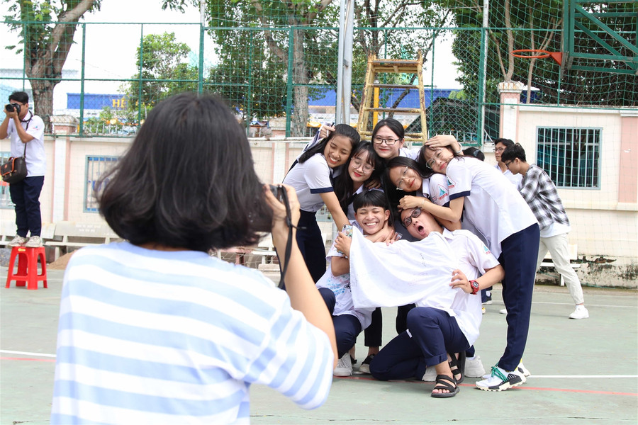 Lễ tri ân đặc biệt, học sinh chia tay thầy cô ngay trong lớp học ảnh 4