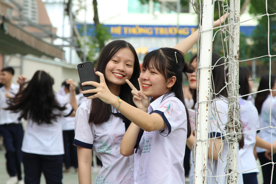 Lễ tri ân đặc biệt, học sinh chia tay thầy cô ngay trong lớp học ảnh 5