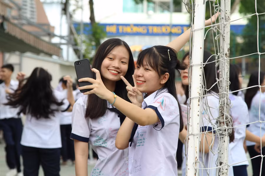 Lễ tri ân đặc biệt, học sinh chia tay thầy cô ngay trong lớp học ảnh 5