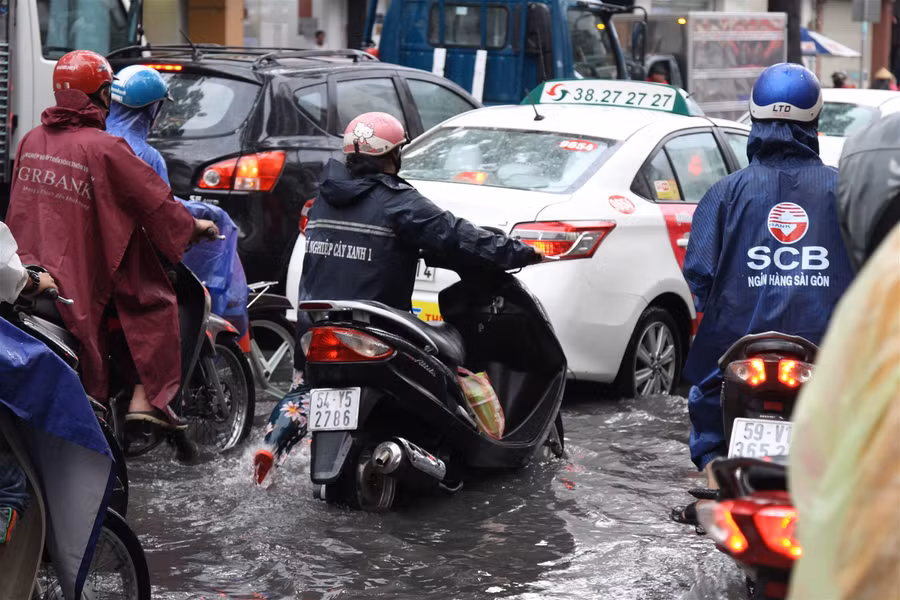 TP.HCM: Nhiều tuyến đường ngập nặng, kẹt xe sau mưa lớn ảnh 4