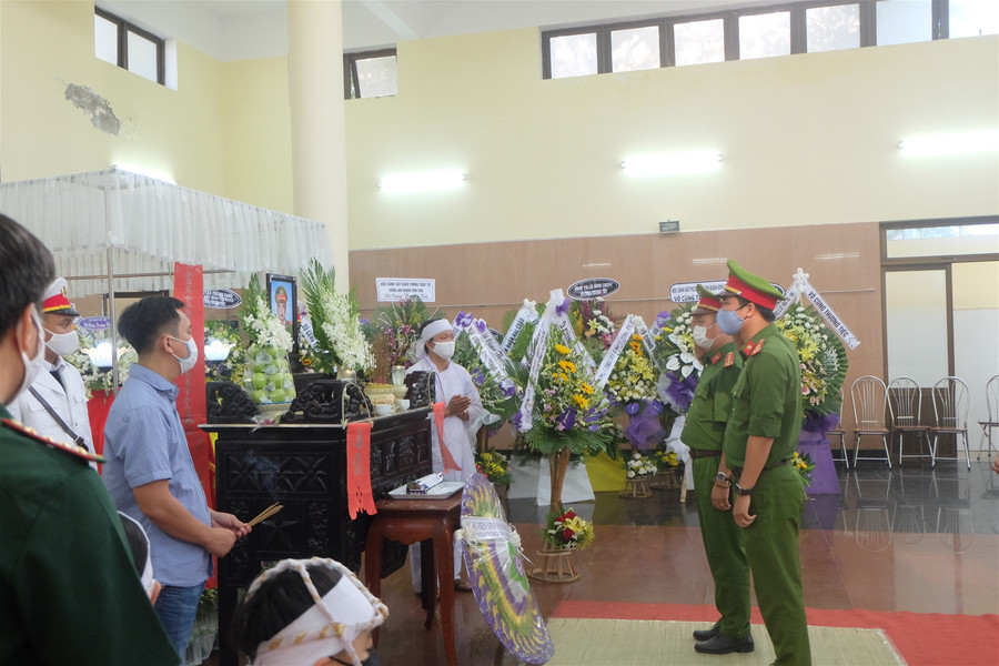 Thăng quân hàm trước niên hạn cho 2 chiến sĩ công an hy sinh ở Đà Nẵng ảnh 1