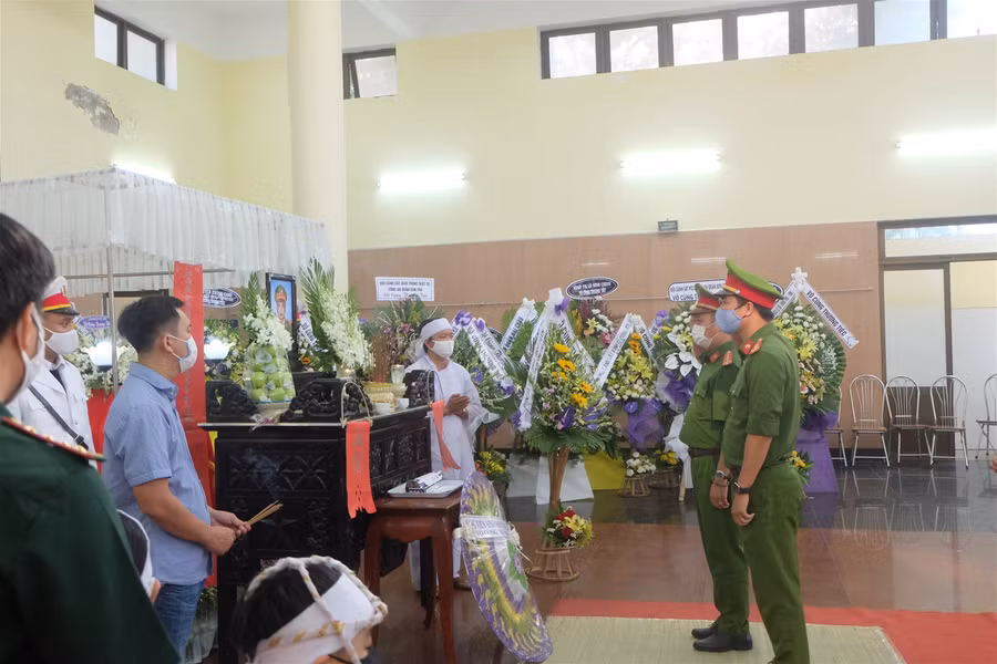 Thăng quân hàm trước niên hạn cho 2 chiến sĩ công an hy sinh ở Đà Nẵng ảnh 1