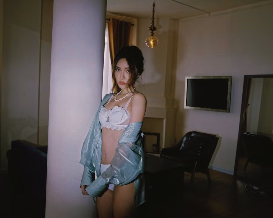 Kiểu áo sơ mi đang khiến mỹ nhân Vbiz mê mẩn