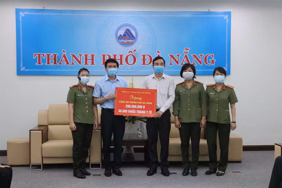 Hải Phòng trao tặng 5 tỷ đồng cùng 200.000 khẩu trang y tế cho Đà Nẵng ảnh 1
