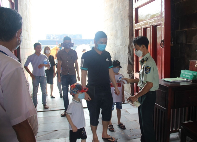 Huế: Ngày đầu mở cửa trở lại, di tích Huế đón hàng nghìn khách tham quan ảnh 2