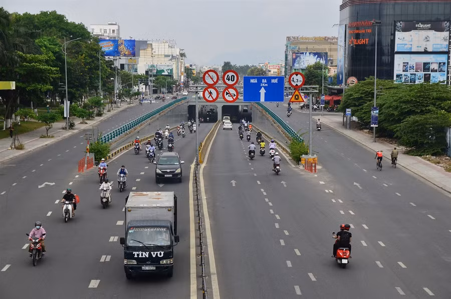 Đà Nẵng nhộn nhịp trở lại trong ngày đầu nới lỏng giãn cách xã hội ảnh 1