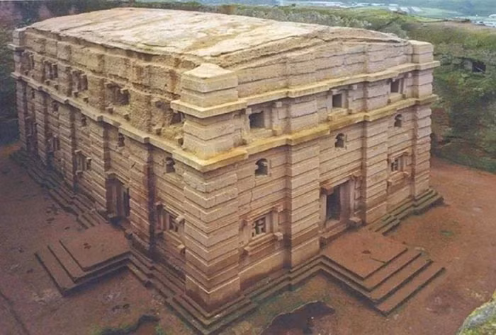 Những điều kỳ lạ xảy ra xung quanh nhà thờ bí ẩn 800 năm tuổi ảnh 2