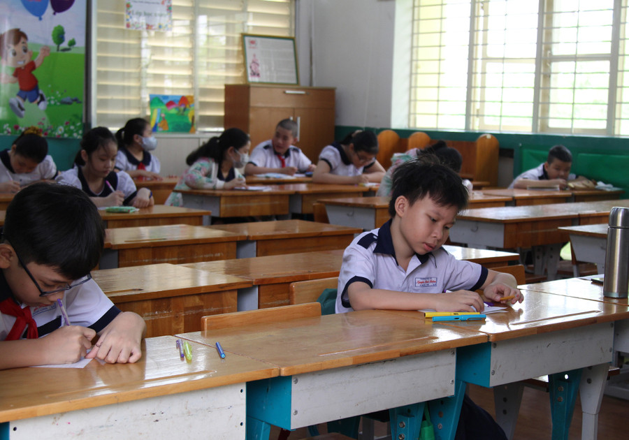 TP.HCM: Thầy cô vừa mừng vừa lo đón trẻ tiểu học trở lại trường ảnh 3 TP.HCM: Thầy cô vừa mừng vừa lo đón trẻ tiểu học trở lại trường ảnh 3