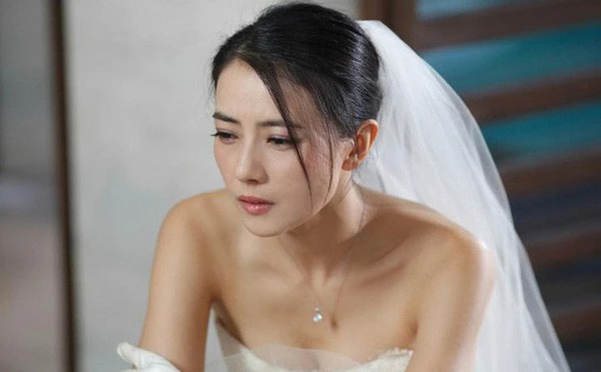 Đang dắt tay chú rể tiến vào lễ đường, cô dâu "hóa đá" khi thấy ảnh cưới trước cổng