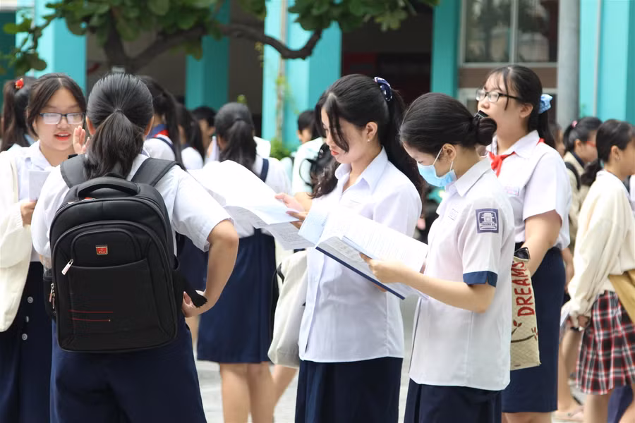 Thí sinh TP.HCM thoải mái, tự tin bước vào môn Toán kỳ thi vào lớp 10 ảnh 1