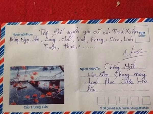 Được người yêu cũ gửi tiền mừng cưới, cô dâu ngã ngửa thấy thứ bên trong