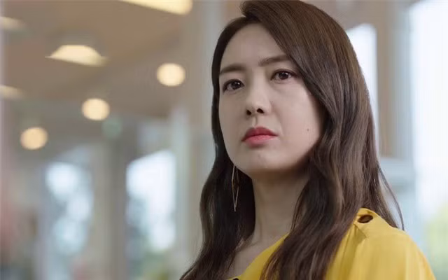 Chồng ướt sũng trở về giữa đêm đưa tờ giấy nhàu nhĩ khiến tôi "chết sững"