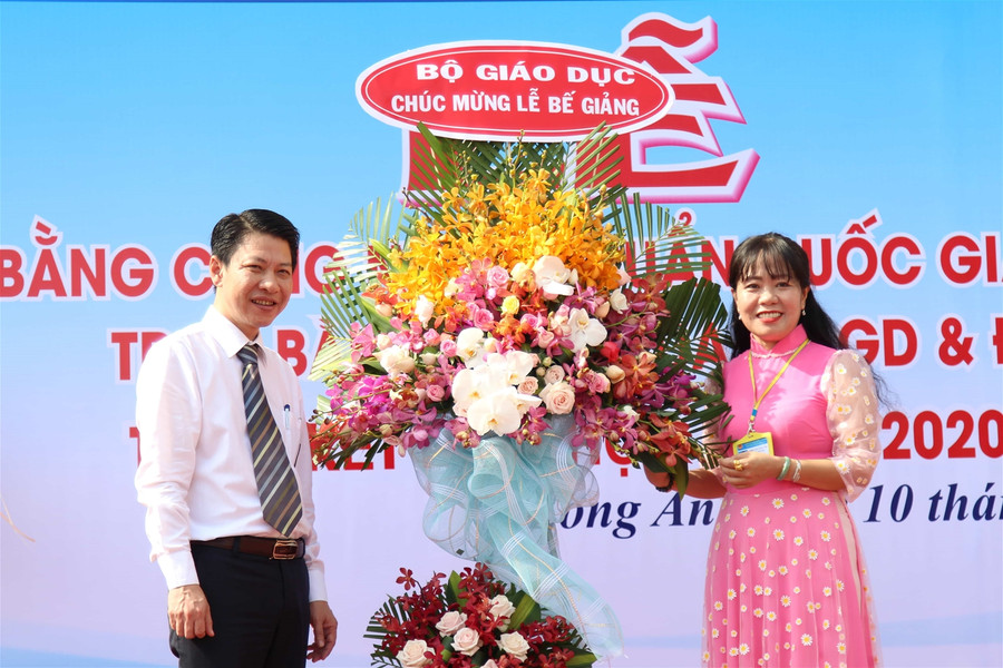 "Cậu bé nhặt rác" nhận bằng khen của Bộ GD&ĐT ảnh 3