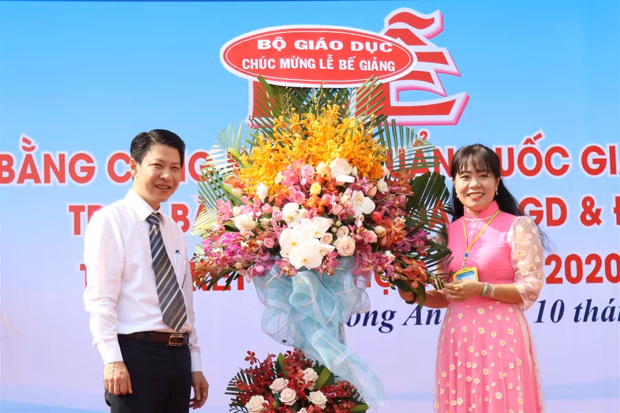 "Cậu bé nhặt rác" nhận bằng khen của Bộ GD&ĐT ảnh 3