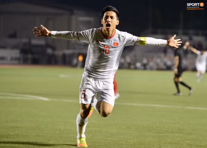 Sự thật "chất lừ" về Quả bóng vàng Đỗ Hùng Dũng: Tiết kiệm tiền mua ô tô từ năm 19 tuổi