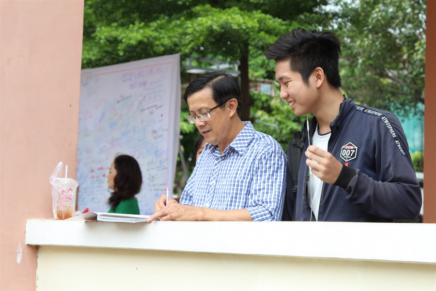 Lễ tri ân đặc biệt, học sinh chia tay thầy cô ngay trong lớp học ảnh 6