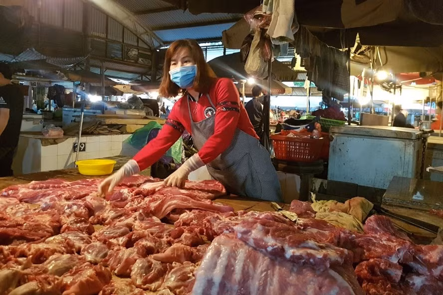 Giá lợn hơi “nhảy múa” đẩy giá thịt lợn tại chợ dân sinh tăng